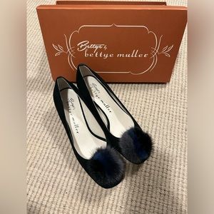 NWT Bettye Muller 6.5 black pumps